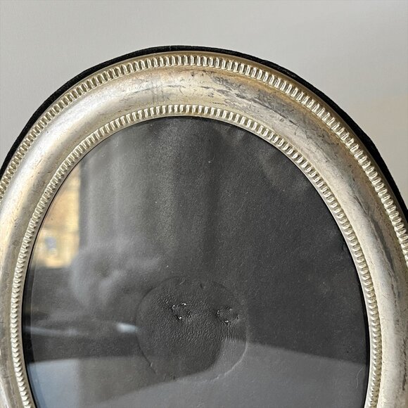Vintage Elegance® Silver Plated Oval Decorative Picture Frame w/ Patina Footed - Picture 4 of 9